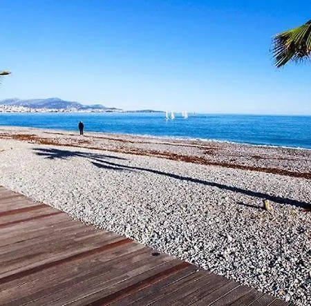 Lumineux 2 Pieces, Terrasse, Garage Prive, En Bord De *